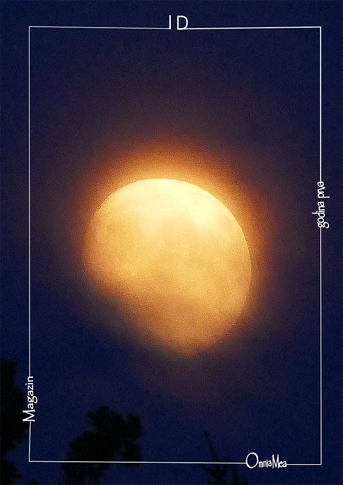 Fotografija 4. poglavlja, žuti mjesec u magli na plavom noćnom nebu